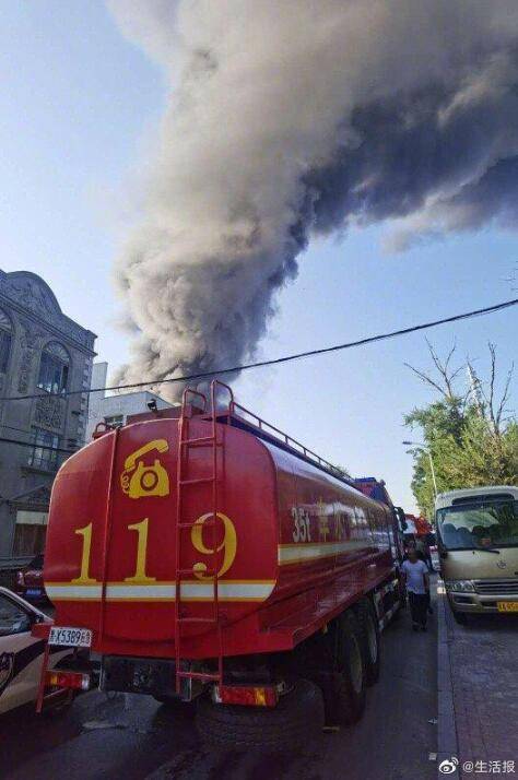 突發 黑煙沖天 哈爾濱一塑料制品廠起火