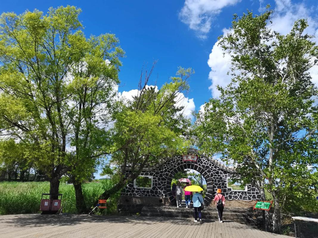 五大連池風(fēng)景區(qū) 位于中國(guó)黑龍江省 北部,歸屬于黑河市五大連池